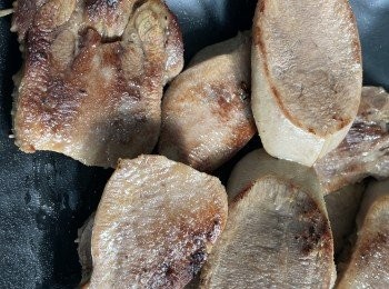 step6: 用熱油煎一煎牛脷表面