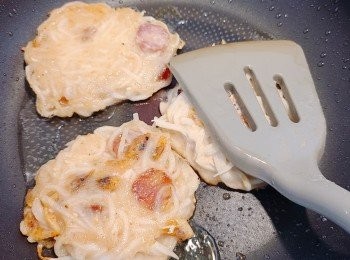 step6: 以中火把鑊燒熱，加入少許油，把蘿蔔絲糊夾放在鍋內，用中小火慢煎，煎到底部發黃以後，翻面繼續煎另外一面至金黃色後即可享用。