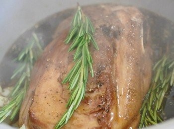 step4: 在焗盤中, 先鋪上洋蔥, 再將羊肉放在洋蔥上, 加入鼠尾草和迷迭香, 最後加入牛肉湯, 用錫紙蓋上焗盤, 放入已預熱190度的焗爐, 焗1小時