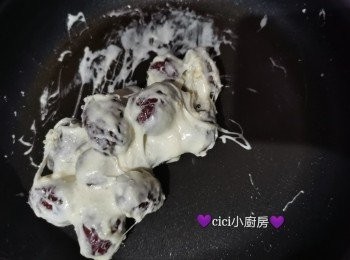 step6: 倒入50克棉花糖，小火拌煮至融化，加入已混合的奶粉＋芝士粉拌勻，再加入紅棗 (13粒) ，快速攪拌均勻，熄火。