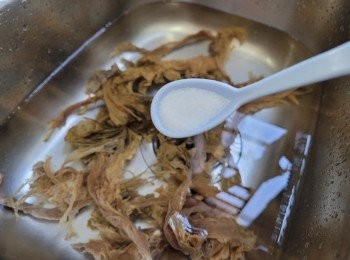 step3: 梅菜沖洗乾淨，用淡鹽水浸泡半小時 （梅菜葉中可能會有小量細沙； 必須要沖洗乾淨）