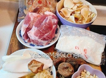 step1: 南北杏和海底椰洗淨浸水約15分鐘備用。豬腱切塊汆水後沖水備用。 陳皮用清水浸軟刮瓤；雪耳浸軟後去頂部硬塊, 撕成小朵。其他材料清洗乾淨備用。