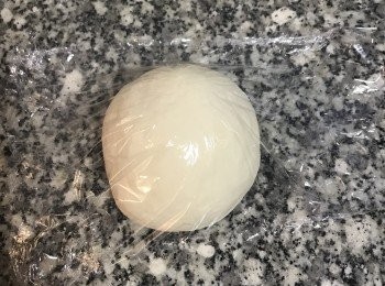 step10: 取出麵糰後，揉成略微光滑，再次蓋起來，鬆弛15分鐘。
