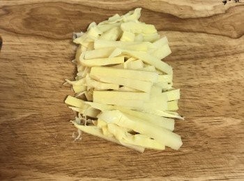 step3: 煎雞肉時，先將醃筍切成適當長條狀；