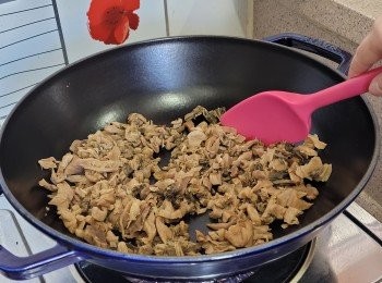 step5: 燒熱鑊（不用下油）下梅菜粒炒至乾身（梅菜要炒乾才香）