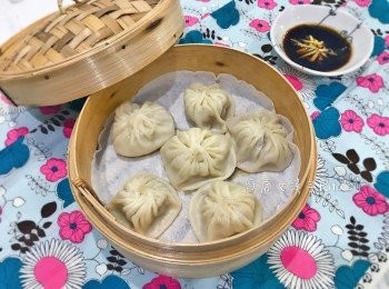 step19: 蒸好後搭配薑絲醋醬，小心燙的儘快享用！
薑絲醋作法：薑去皮切細絲泡冷開水，撈起瀝乾後放入紅醋或醬油加蔬果醋或巴薩米克醋中即可。