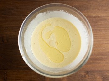 step1: 首先將酥炸粉與水調勻後，接著加入沙拉油(TIPS2)調勻。(希望炸起來麵衣越薄的話可以把粉漿調稀一點TIPS1