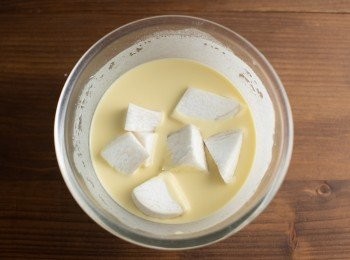 step2: 接著將杏鮑菇均勻沾裹粉漿。