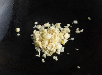 step4: 熱油鍋，將蒜末下鍋爆香。