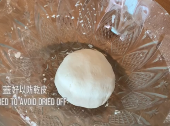 step7: 搓成一個圓球，蓋好以防乾皮