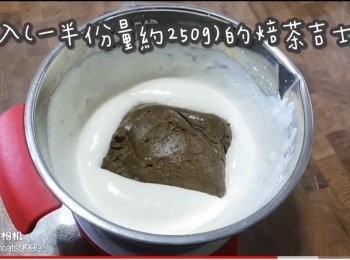 step41: 加入(一半份量約250g)焙茶吉士醬