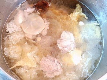 step2: 將所有材料凍水落煲約2-2.5小時便成，用高壓煲則煲約20分鐘，喝前再大滾5分鐘落鹽便成。