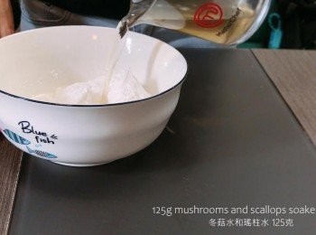 step5: 加入先前留起的冬菇瑤柱水至粘米粉和澄麵粉中，然後拌勻至沒有粉粒，再加入一湯匙油拌勻。