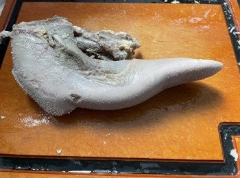 step5: 去除脷苔後，可以將較粗糙位置片去，厚切片或切粒，再用<span class="group_3">醃料</span>醃半小時。