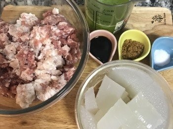 step1: 豬皮凍作法連結：
https://cook1cook.com/recipe/50650
蔥薑水作法：2根蔥和1小塊薑洗淨略切，加水80g後，直接用果汁機打勻，濾出蔥、薑即可。 或者將洗淨切好的蔥、薑放到裝水的容器中，反複搓揉出味道也可以喔～
食譜份量可作約40顆小籠湯包。
