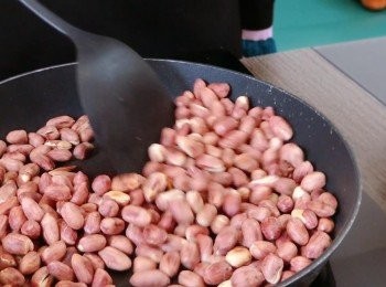 step1: 把花生清洗乾淨並瀝乾水份，倒入鍋中炒香，用小火不斷翻炒至有花生香味，花生衣容易被搓開，代表花生熟透。