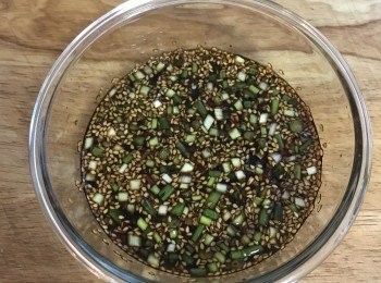 step13: 蒜頭末、鮮辣椒圈、蔥花、香菜末、芝麻、醬油、糖、醋、鹽都放入耐熱容器中，