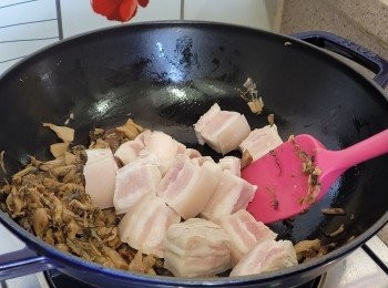 step7: 下豬腩肉了與餘下的梅菜兜炒約1分鐘