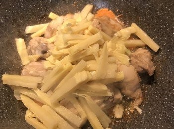 step5: 放入醃筍拌炒；