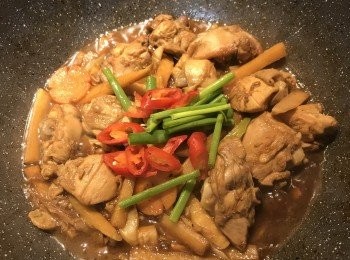 step11: 放入蔥綠及辣椒拌炒均勻即可。