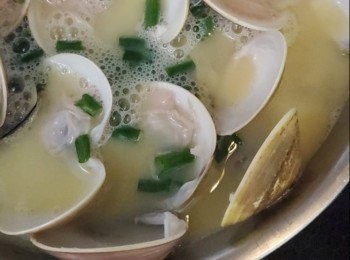 step1: 蜆買回家用清水清洗，再用一湯匙鹽開水浸3小時放入雪櫃備用，沖清洗乾淨切粒，雞蛋攪勻加入調味料，鹽適量，糖一茶匙，胡椒粉適量，油適量一同攪勻，加入三隻雞蛋殼大概半碗食飯碗水份攪勻備用