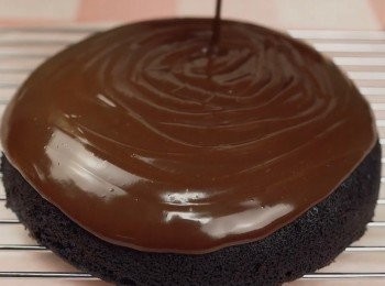 step4: 40分鐘以後，用竹纖測試完成度， 竹纖非常乾淨的話代表<span class="group_1">蛋糕</span>可以了。倒上朱古力醬。
加上一點朱古力碎。 
完成!