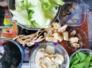 step1: 冬菇、蠔豉用水浸軟，冬菇去蒂，隔淨留水 ；備用。