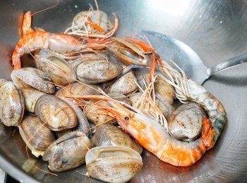 step2: 海鮮洗乾淨瀝乾，先用大火煎香大頭蝦，再放入蜆炒至六成熟，上碟備用。
📝大火煎蝦，能讓蝦肉保持彈牙。.