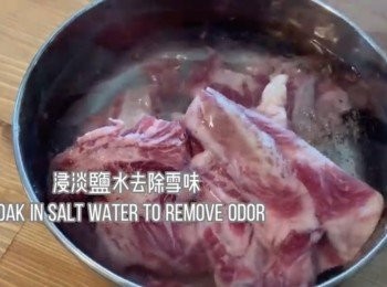 step1: 急凍豬肋條浸淡鹽水半小時已去除雪味