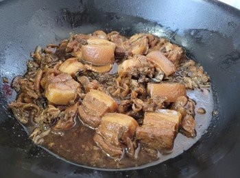 step13: 立即熄火焗15分鐘（不要打開鑊蓋），檢測豬腩肉的軟腍度，如足夠便可以砂糖及生抽作最後調味，完成後便可上碟