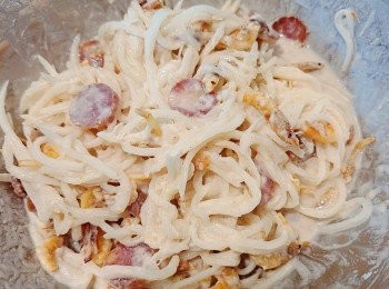 step5: 攪拌好的蘿蔔絲會出水(如水太多可倒掉一些)，等出水以後，加入麵粉和糯米粉，攪拌均勻至沒有粉粒。(根據稀稠度來決定麵粉的量，不要一次將粉全加入，太稀先再加。調好的麵糊，能夠均勻地裹在蘿蔔絲表面，但依然還能看清蘿蔔絲。)因用了糯米粉，所以做出來會似煎蠔仔烙餅有內軟的口感。如想煎餅挺身些，可全只用麵粉和1-2隻雞蛋作麵糊。