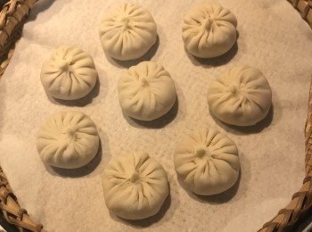 step17: 一次包幾顆，包好後排入墊了蒸包子紙的蒸籠中，