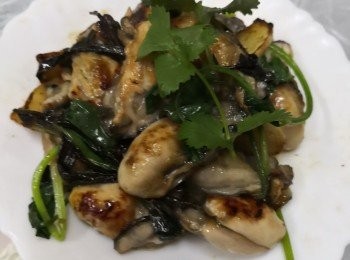 step1: 先將急凍生蠔解凍後灑上大量塩及生粉在蠔的表面黏去表面髒的潺後用水沖淨後小心將一隻隻蠔放在廚紙上吸乾水份備用