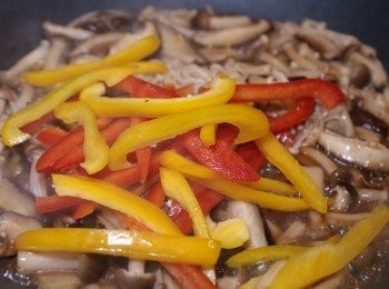 step4: 最後加入紅黃椒兜勻即熄火