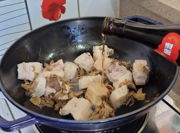 step8: 贊花雕酒兜炒至香味散發