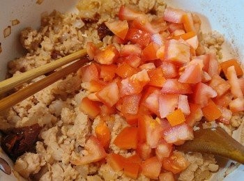 step4: 然後加入蕃茄粒、茄汁、少許水和香草，燜煮約15-20分鐘。