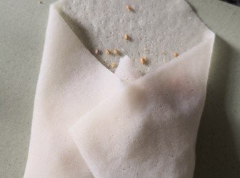 step3: 將春卷皮幅上來包成信封狀卷好收口