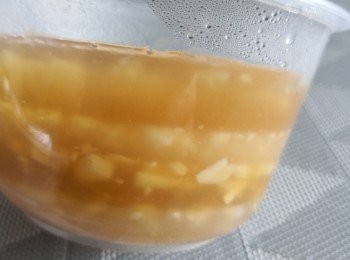 step4: 用500ml 水將125克片糖煮溶後撞入另一碗粉漿水內備用