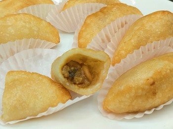 step1: 蝦米冬菇泡軟切粒。蒜頭菜脯蝦仁切粒。
餡料材料 Filling ingredients 
豬肉碎 100g Minced pork meat
蝦仁 30g shrimps
蝦米水 130g dry shrimps water
冬菇 1 dried mushroom
蝦米 5g dried shrimps
菜脯 8g Dried mustard
粟米粉 2 tbsp corn starch
水 3 tbsp water
調味料 Seasonings
蠔油 10g Oyster sauc