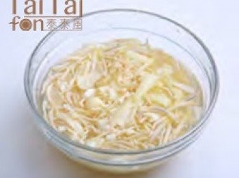 step2: 將香蕉蕊的紫色外皮剝除，逐層剝除紫色外皮，取白色嫩莢留用，切絲後泡在檸檬水裡防褐、防澀。