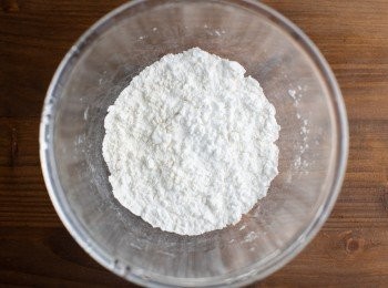 step7: 接著將麵粉與太白粉拌勻備用。