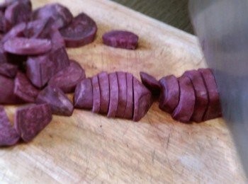 step1: 把紫薯去皮並切件，然後放入鍋中蒸15-20分鐘