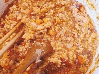 step5: 最後加入適量的黑胡椒、鹽和糖作調味，便完成美味的蕃茄肉醬。