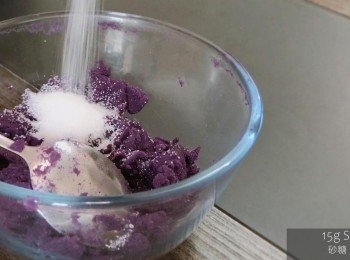 step2: 用叉把紫薯壓成蓉，然後過篩，使薯蓉幼滑，再加入砂糖拌勻。