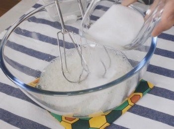 step3: 準備4個蛋白。
用電動打蛋器打發，一點一點慢慢添加糖進去。