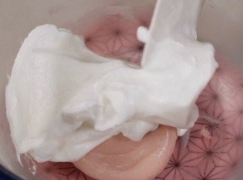 step4: 蛋白變企身後，
從雪櫃拿出剛才的麵糊，
拿起一點點蛋白放入麵糊中攪拌均勻。