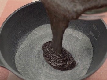 step2: 準備兩個平低鍋，一個大和一個小的。 
在小的平底鍋中，塗上牛油。 
然後放上一張烘焙紙，再塗上奶油。
倒入<span class="group_1">蛋糕</span>糊。蓋上蓋子。 再放在另一外個較大的平底鍋中。 開小火，悶煮約40分鐘。