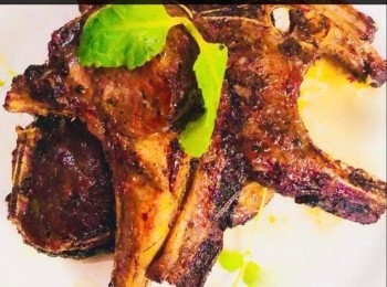 step2: 熱鍋後放少許油和牛油，將羊排的底和面略煎，然後取出放入烤爐內烤約4 分鐘後取出，用錫紙包著約 10分鐘。