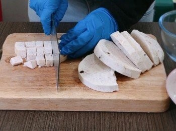 step3: 把芋頭去皮並切粒，再把芋頭粒分成一半，不完整的用來煮溶，完整的用來保留原粒口感。