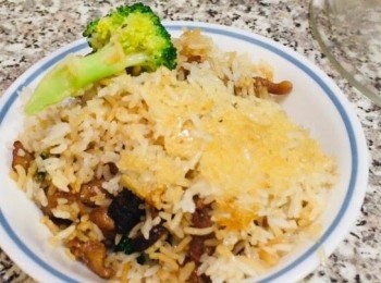 step3: 素菜可以选一个西蓝花，或者其他的青菜，米饭煮到九成熟的时候，再放香菇鸡肉，边沿需要放一点油，底部的锅巴都是金黄色，非常靓！